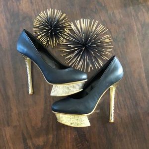 ✨Liliana Black & Brilliant Gold Platforms ✨